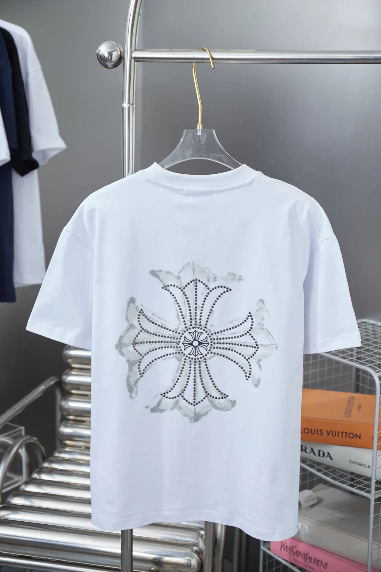🅿️200 Chrome Hearte 25SS early spring new model, printed hot diamond short sleeves, light luxury, a must-have item for daily commuting for men and women, correct version, welcome to compare, detailed features · 280 grams of 100% pure cotton double yarn jersey fabric · Special thickened 32 pieces of double-strand 1X1 thread in the same vat · Environmentally friendly screen hand printing ➕ Imported Australian matte pearl diamond ➕ Three-dimensional wow glue high temperature hot pressing · Double-needle sewing and cross-seam technology · Original main mark, washed tag, branded moisture-proof paper packaging Color: black/white/grey Size: S/M/L/XL